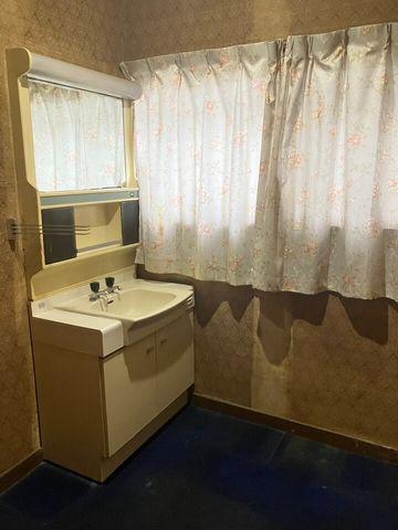 [Homes] Convenient for daily life with banks and stores nearby. Used detached house in Sakuramachi, Kudamatsu City | — Image 4, Kudamatsu, Yamaguchi