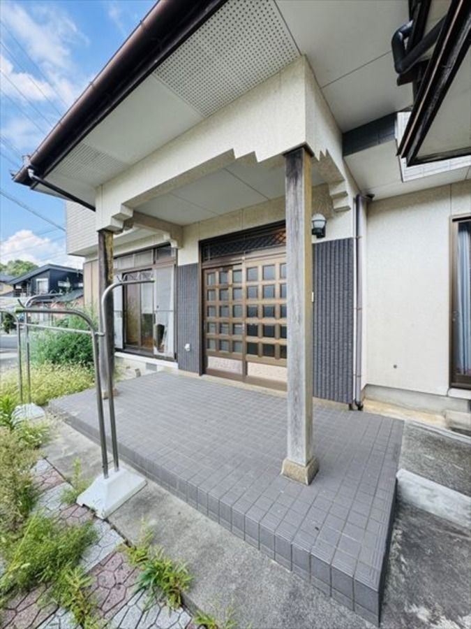 5LDK House with Shop Space in Kumamoto's Ueki District - Thumbnail 2