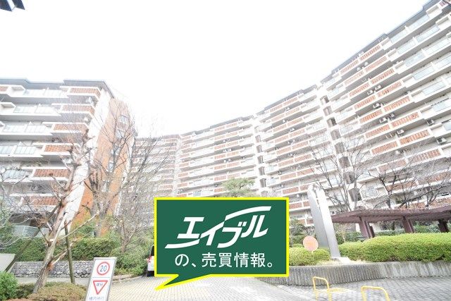Renovated 3LDK Apartment in Toyonaka with South-West Balcony - Thumbnail 4