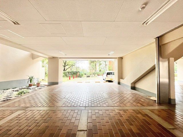 Renovated 3LDK Apartment in Toyonaka with South-West Balcony - Thumbnail 3
