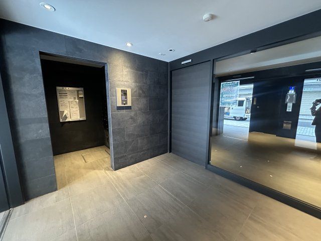 Rare Yokohama Tennocho Sangokan 6F 1K Apartment for Sale - Thumbnail 2