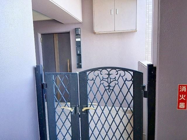 4LDK Apartment for Sale in Nambu Town, Tottori with Mountain Views - Thumbnail 2