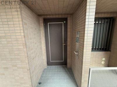 Famille Takarazuka 5F: Renovated 2LDK Apartment Near Station — Image 2, Takarazuka, Hyogo