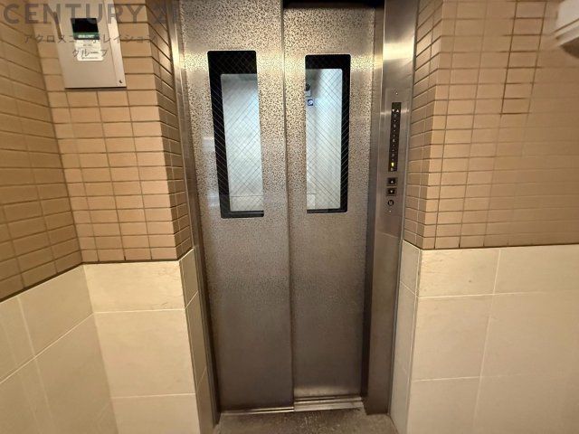 Famille Takarazuka 5F: Renovated 2LDK Apartment Near Station - Thumbnail 2