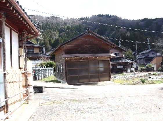 Spacious 1969 Wooden Home on 1247 sqm Land in Hodatsushimizu - Thumbnail 4