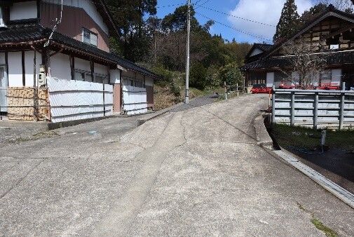 Spacious 1969 Wooden Home on 1247 sqm Land in Hodatsushimizu - Thumbnail 2