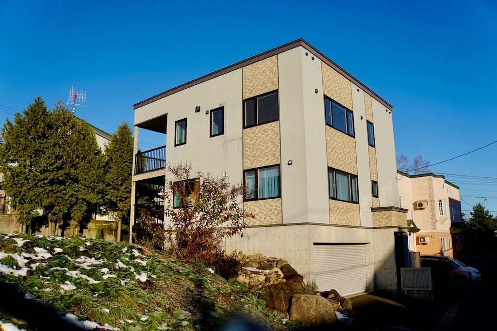 Modern 3-Bedroom Ski Chalet for Sale in Furano, Hokkaido - Image 1