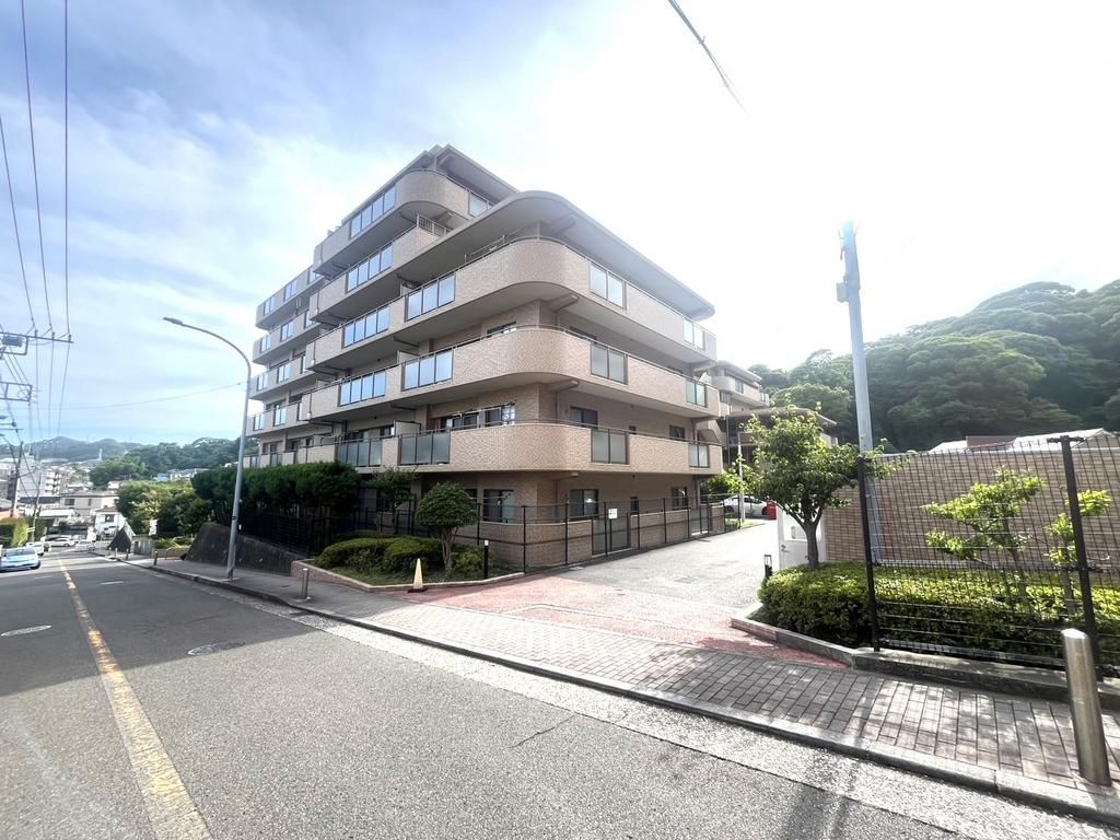 3LDK Apartment with Large Roof Balcony in Yokosuka, Kanagawa - Image 1