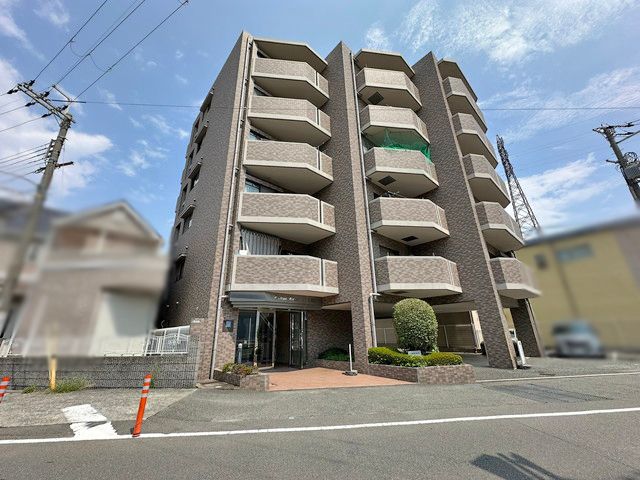 Estem Court Itami 3LDK Apartment with Private Garden for Sale - Thumbnail 2