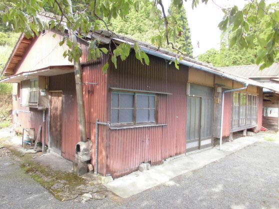 4LDK Wooden House for Sale in Izumi, Kagoshima - 1.5M Yen - Thumbnail 2