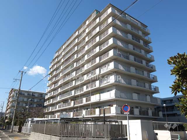 3LDK Apartment in Kobe’s Uozaki with Balcony Views - Thumbnail 3