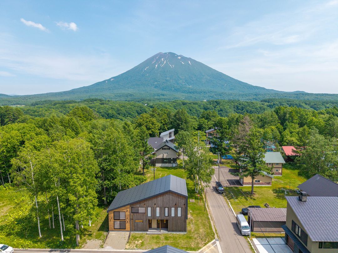 5BR Designer House in Niseko Hirafu with Mount Yotei Views - Thumbnail 4
