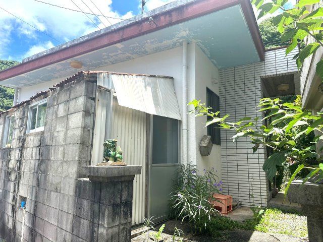 Land with Old House for Sale in Kunigami Village, Okinawa - Image 1