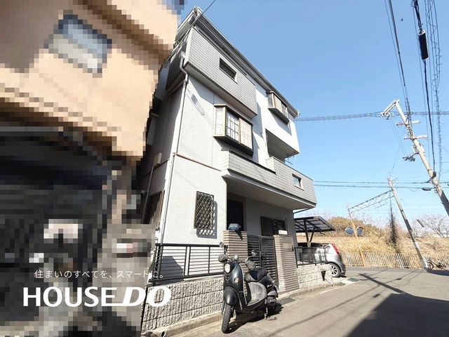 5LDK Family Home in Takatsuki with Corner Lot and Parking - Thumbnail 3