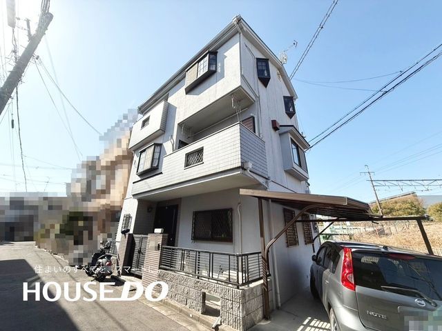 5LDK Family Home in Takatsuki with Corner Lot and Parking - Thumbnail 2