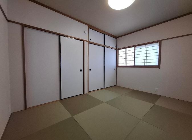 Spacious 4LDK House for Sale in Osaka Sayama - Thumbnail 3