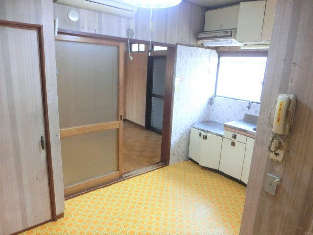 Shop-attached house near Okamachi Station, Toyonaka - Thumbnail 3