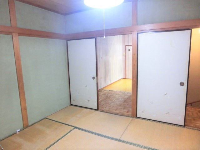 Shop-attached house near Okamachi Station, Toyonaka - Thumbnail 2