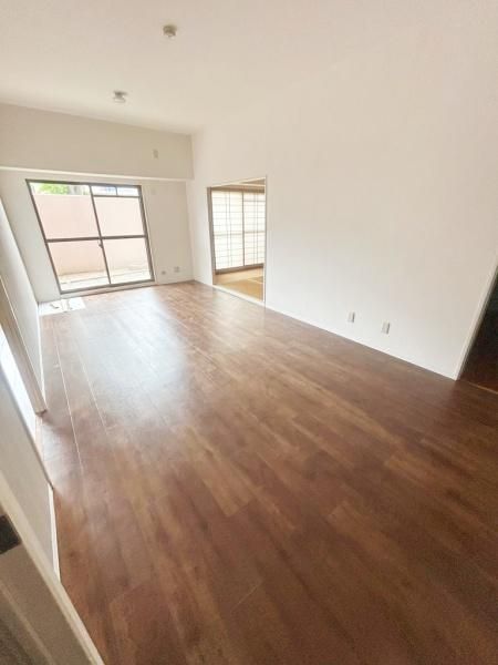 Aqua Court Kaizuka 3LDK Apartment for Sale in Osaka - Thumbnail 3