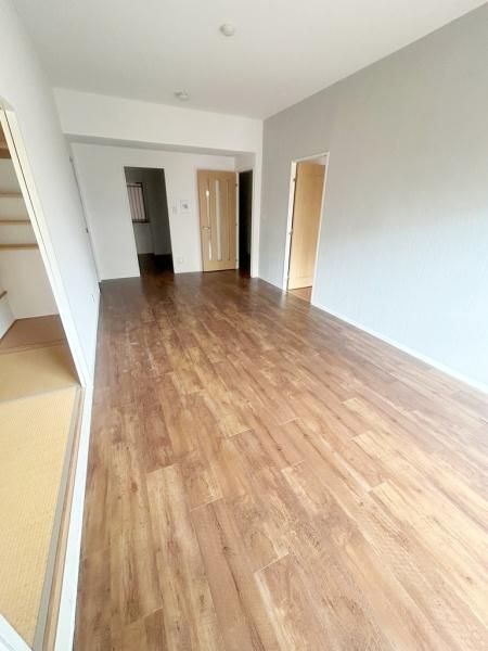 Aqua Court Kaizuka 3LDK Apartment for Sale in Osaka - Thumbnail 4