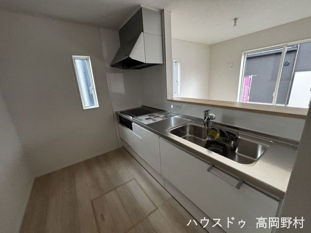 New 4LDK House in Takaoka with Storage & Open Kitchen - Thumbnail 4