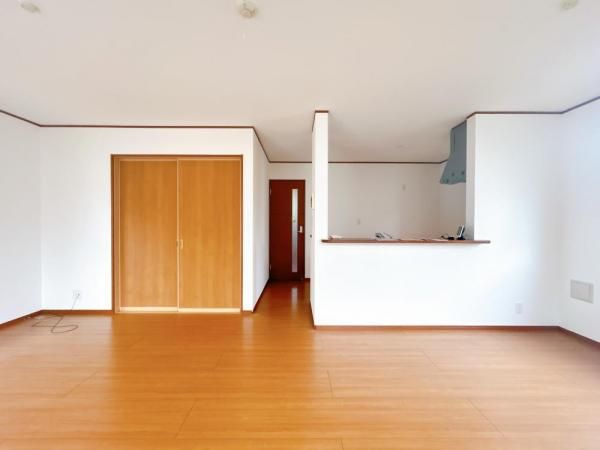 4LDK House in Chikushino with Renovations and Parking - Thumbnail 4