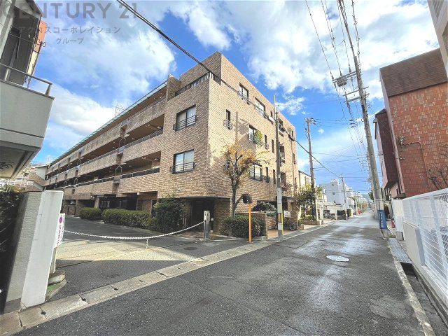 Renovated 3LDK Apartment Near Aoki Station, Kobe - Image 1