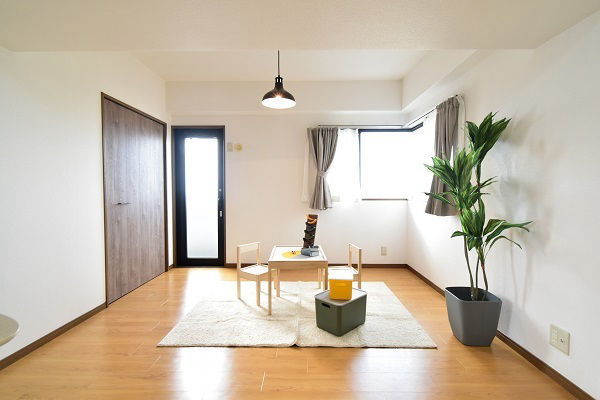 Renovated 3LDK Apartment in Kitakyushu with City Views - Thumbnail 4