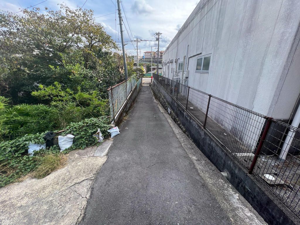 Land for Sale in Nameishi, Nagasaki City with Existing Old House - Thumbnail 3