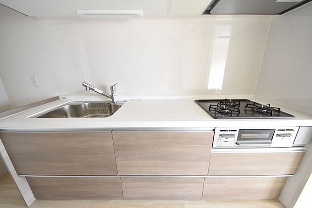 Renovated 3LDK Apartment in Hiroshima's Saeki Ward - Thumbnail 3