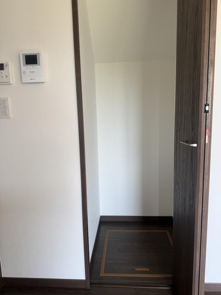 Modern 3-Bedroom House in Kosai City Near Lake Hamana - Thumbnail 4