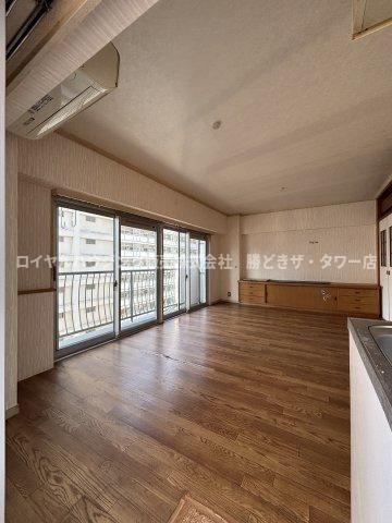 Chambord 2nd Tsukiji 2DK Condo in Kachidoki, Tokyo - Thumbnail 3