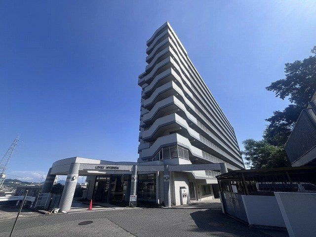 Renovated 3LDK Corner Apartment in Fukuyama's Lovely Hiyoshidai - Thumbnail 2