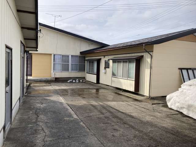 Spacious 1973 Single-Story House on 505sqm Land in Takahata - Thumbnail 4