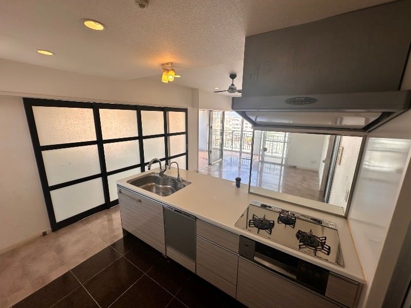 4LDK Condo in Okinawa's Yonabaru with Ocean Views - Thumbnail 2