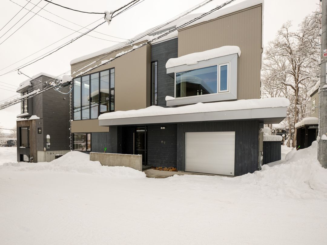 5-Bedroom Ski Villa for Sale in Niseko Hirafu, Hokkaido - Thumbnail 3