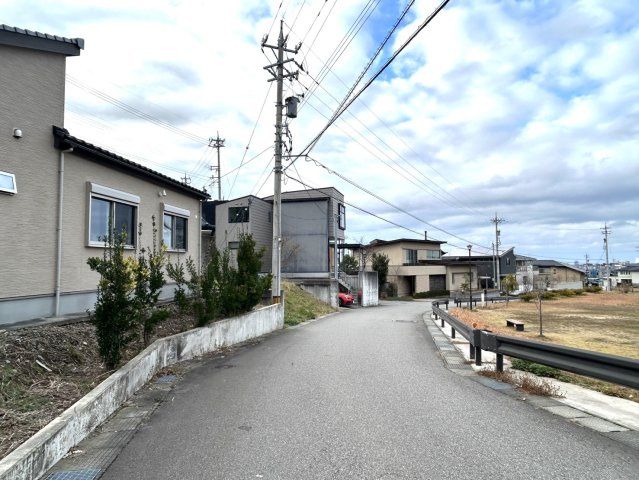 2LDK Single-Story House for Sale in Kanazawa, Ishikawa - Thumbnail 2