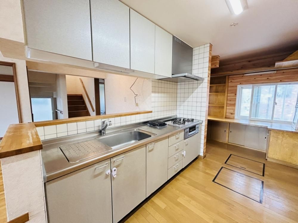 Renovated 5LDK House in Hakodate with 2-Car Parking - Thumbnail 4