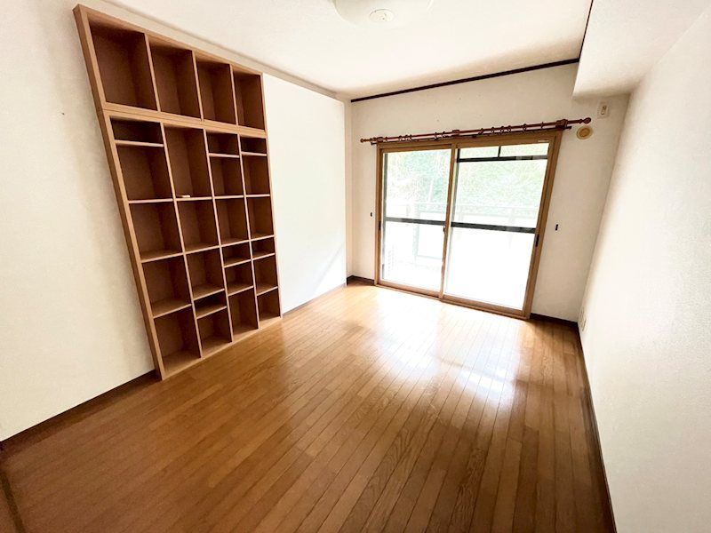 4LDK Apartment for Sale in Shimonoseki, Yamaguchi - Thumbnail 2