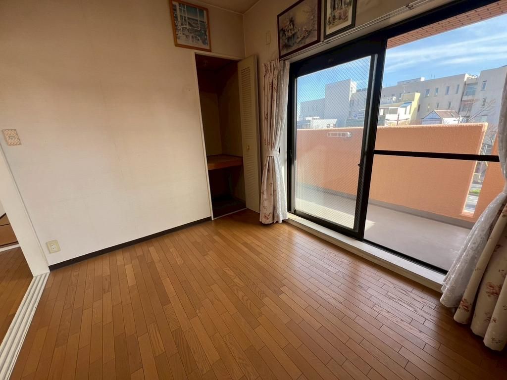 3DK Apartment for Sale in Wakayama City with Dual Balconies - Thumbnail 3