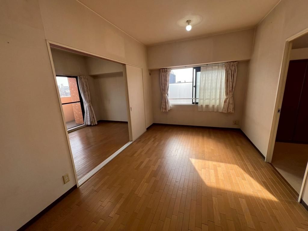 3DK Apartment for Sale in Wakayama City with Dual Balconies - Thumbnail 2