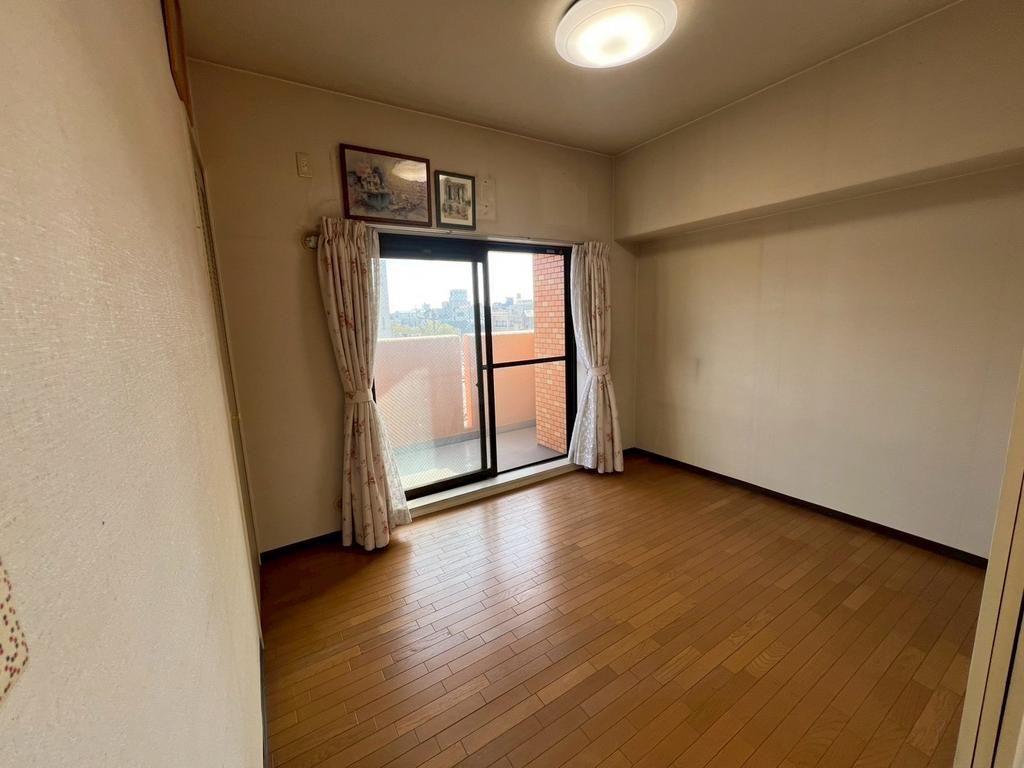 3DK Apartment for Sale in Wakayama City with Dual Balconies - Thumbnail 4