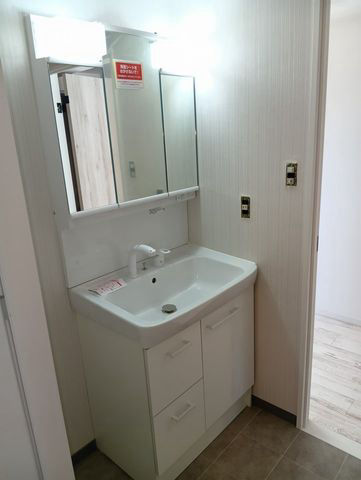 Renovated 3LDK Apartment in Kawaguchi with South Balcony - Thumbnail 4