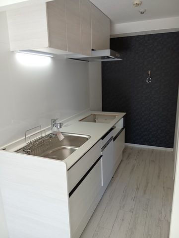 Renovated 3LDK Apartment in Kawaguchi with South Balcony - Thumbnail 3