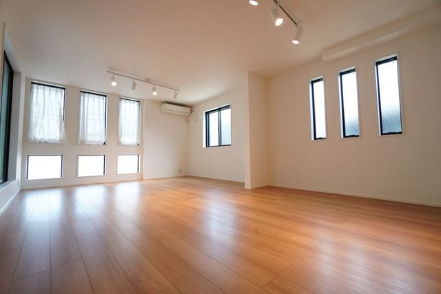 Modern 3-Story House in Setagaya's Kitazawa, 4 Min from Station - Thumbnail 2