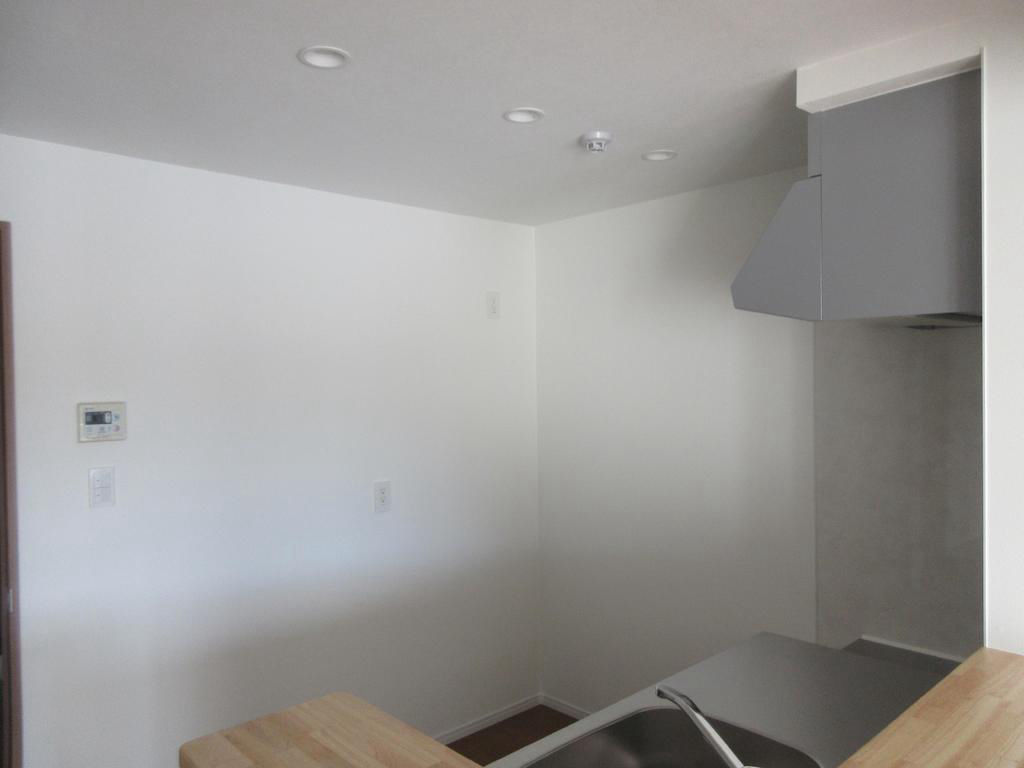 Renovated 2LDK Apartment Near Teraji Station, Hiroshima - Thumbnail 4
