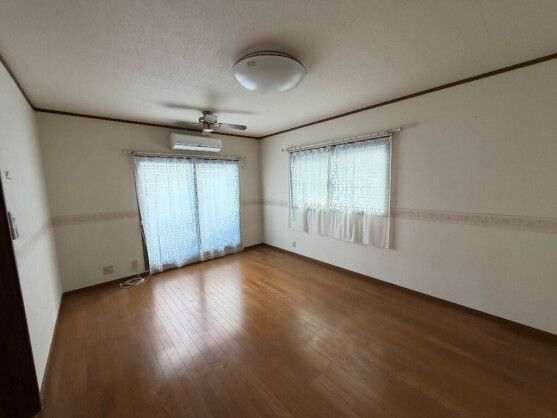 Sea View 3LDK Wooden House for Sale in Mihara, Hiroshima - Thumbnail 3