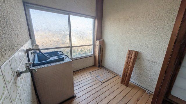 Large Warehouse with 10-Car Parking for Sale in Mitoyo, Kagawa - Thumbnail 2