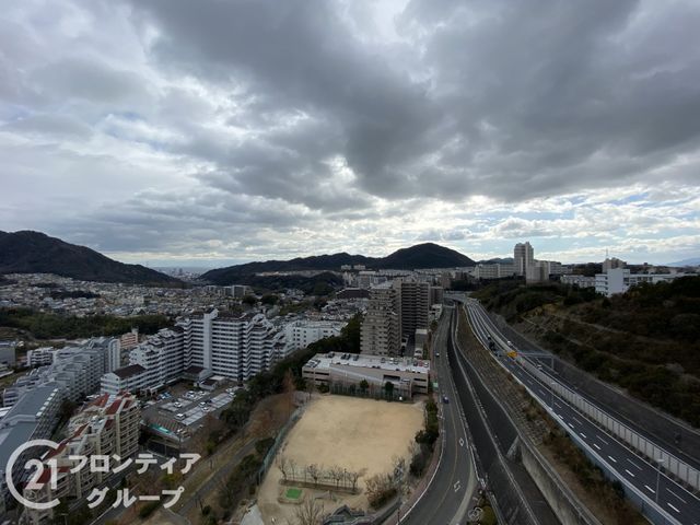 3LDK Apartment in Kobe's Suma Ward with South-Facing Balcony - Thumbnail 3
