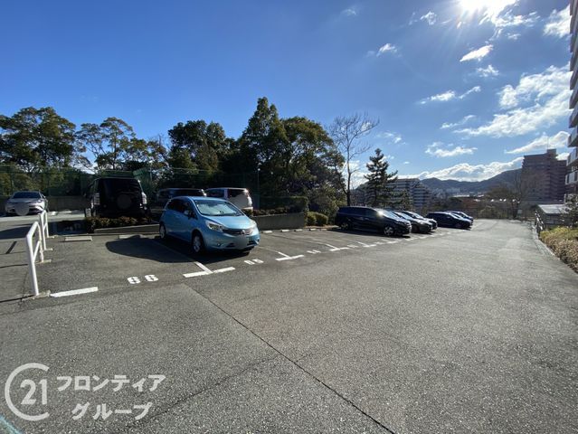 3LDK Apartment in Kobe's Suma Ward with South-Facing Balcony - Thumbnail 2